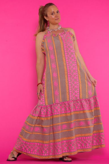 Descubre el vestido Kult, ideal para mujeres de 30 a 65 años. Su diseño maxi con escote halter y estampado boho te hará sentir cómoda y estilizada. ¡Perfecto para tu día a día o eventos especiales!