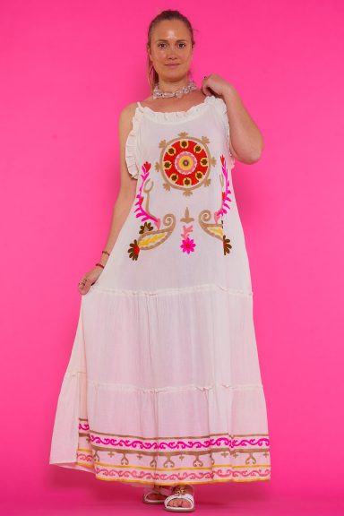 Descubre el Vestido Kimo, una joya boho-chic en algodón 100% con bordados vibrantes y diseño favorecedor. Ideal para lucir estilo y comodidad. ¡Nunu Santander!