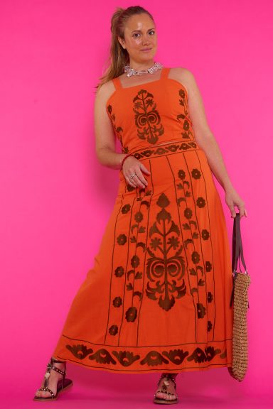 Descubre el Conjunto Juno, ideal para un estilo boho-chic único. Su diseño de algodón con estampados y falda larga te ofrece comodidad y elegancia. ¡Perfecto para tus días de verano!