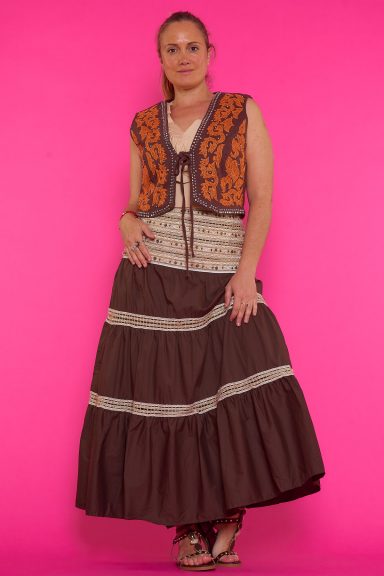 Descubre el chaleco Zuky, una prenda esencial de estilo boho con bordados y detalles únicos. Perfecto para elevar tus looks y sentirte fabulosa. ¡Explora la moda Nunu Santander!