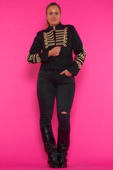Descubre la chaqueta Nexos, una prenda militar con galones dorados que transformará tu estilo. Perfecta para mujeres boho-chic que buscan distinción y un toque atrevido. ¡Hazte con ella!
