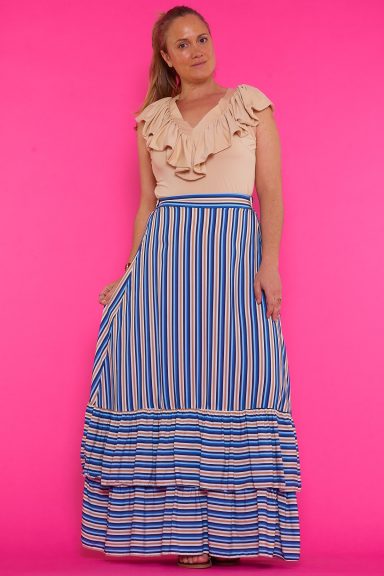 Descubre la Falda Koda, tu nueva pieza favorita para un estilo boho-chic auténtico. Su diseño fluido a rayas y corte maxi te darán comodidad y elegancia. ¡Perfecta para cualquier día!