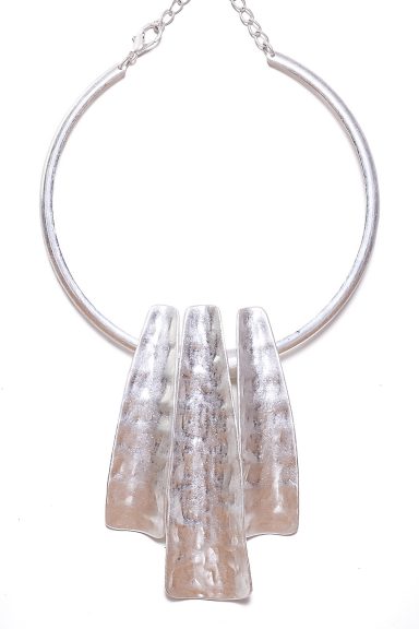 Descubre el colgante Quarante, una joya boho-chic con diseño rígido y textura única. Perfecto para realzar tu estilo y destacar en cualquier ocasión con elegancia. ¡Imprescindible en tu armario!