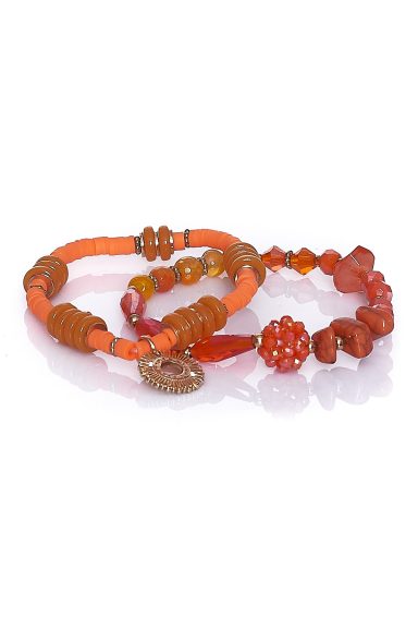 Añade un toque vibrante a tu estilo boho con el set de pulseras Neuf 6. Cuentas variadas y diseños únicos para realzar cualquier look. ¡Descubre la magia en Nunu Santander!