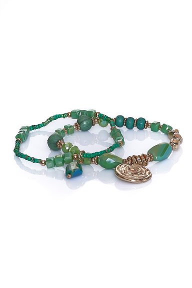 Descubre el set de pulseras Neuf 3, un complemento esencial para tu estilo boho. Con cuentas variadas y detalles únicos, realza tus looks diarios con elegancia. ¡Encuéntralo en Nunu Santander!