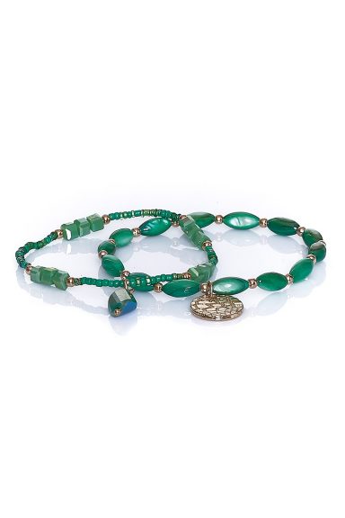 Añade un toque boho-chic a tu estilo con nuestro set de pulseras Neuf 2. Detalles únicos, abalorios variados y un diseño que complementa cualquier look. ¡Descubre la elegancia natural!