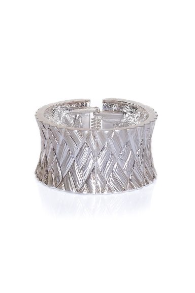 Descubre el brazalete Dix 3, un complemento de metal con diseño trenzado que realza tu estilo boho-chic. Perfecto para cualquier ocasión. ¡Añade un toque de brillo a tu muñeca!