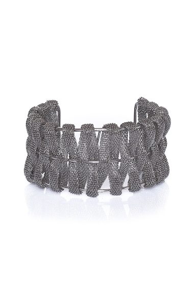 Eleva tu estilo con la pulsera Dix 2 de malla ancha. Su diseño artesanal y boho-chic añade personalidad a tus looks. ¡Imprescindible en Nunu Santander!