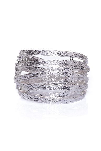 Descubre el brazalete Dix 1, un complemento imprescindible para tu estilo boho-chic. Su textura única y diseño ancho elevan cualquier look. ¡El toque perfecto!