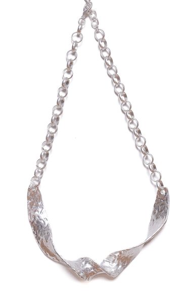 Eleva tu estilo boho con el colgante trenzado Trente. Su diseño orgánico y cadena de eslabones aporta un toque chic y distintivo a tus outfits. ¡Perfecto para cualquier ocasión! Nunu Santander.
