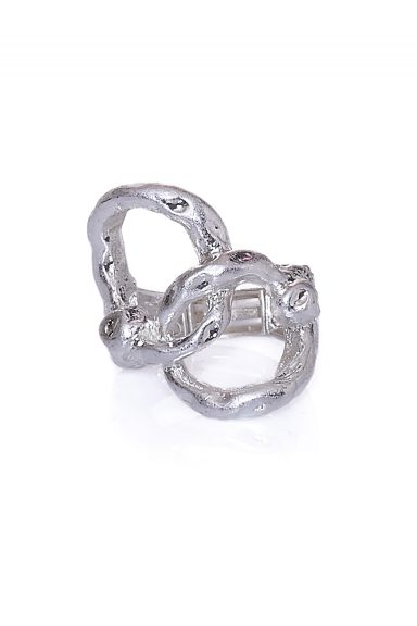 Descubre el Anillos Cinquante, un diseño único de eslabones entrelazados con textura orgánica. Ideal para tu look boho-chic, añade sofisticación y carácter.