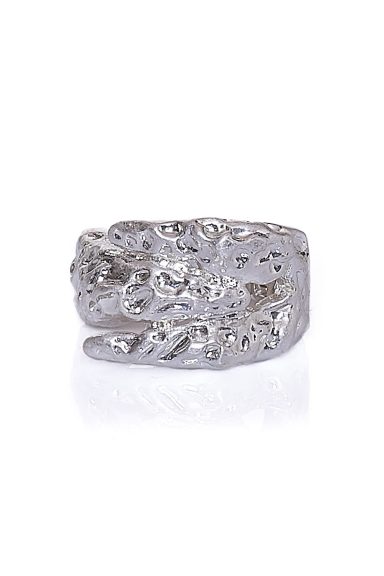 Eleva tu estilo con el Anillo texturizado Soixante de Nunu Santander. Su diseño orgánico y único aporta un toque boho-chic distintivo. Perfecto para realzar tus looks.