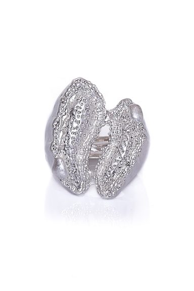 Descubre el Anillo Texturado Abierto Due, una pieza única con diseño orgánico y textura sorprendente. Perfecto para añadir un toque boho-chic y sofisticado a tu look diario. ¡Realza tu estilo con Nunu Santander!