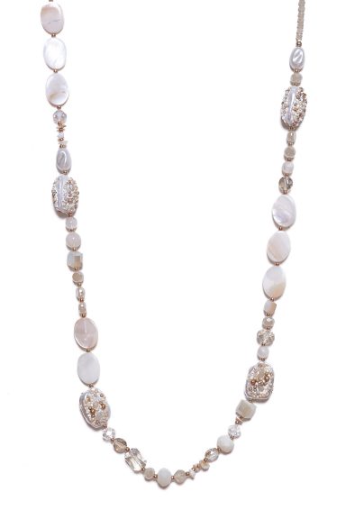 Añade un toque boho-chic a tu look con los Colgantes largos piedras Cinque. Diseño versátil con abalorios únicos para estilizar tu figura. ¡Perfecto para cualquier ocasión!