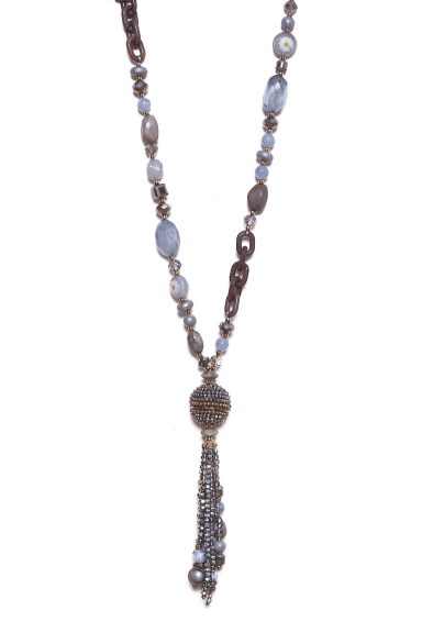 Descubre el colgante Sette, una pieza boho-chic con abalorios variados y un elegante pompón. Perfecto para realzar tu estilo y alargar la figura. ¡Añade un toque único a tus looks!