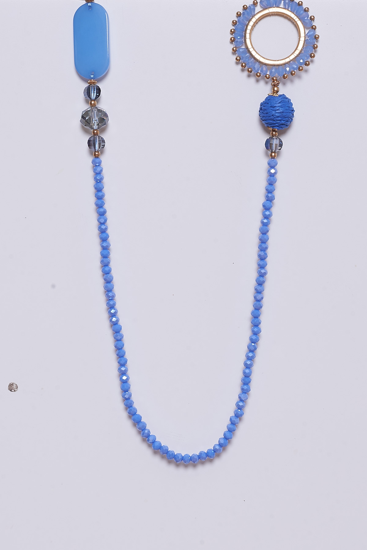 Colgante largo abalorios Sessanta Descubre el colgante largo Sessanta, con diseño boho-chic y abalorios variados. Añade un toque único a tus looks diarios o especiales. ¡Realza tu estilo con Nunu Santander!