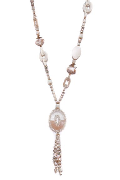 Descubre el colgante Novanta, una pieza boho-chic con abalorios variados y diseño largo. Ideal para alargar tu figura y añadir un toque distintivo a cualquier look.