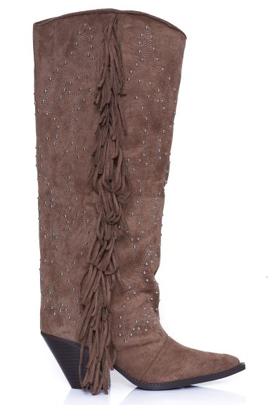 Descubre las botas Huit, con flecos y tachuelas, el toque boho-chic que tu armario necesita. Fabricadas en antelina transpirable, perfectas para estilizar y brillar con personalidad en cualquier ocasión. ¡Consíguelas ahora!