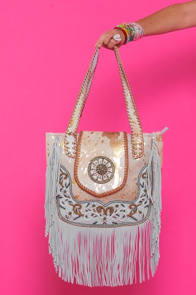 Descubre el Bolso Nuit, una joya boho-chic con flecos, animal print y detalles brillantes. Perfecto para destacar en cualquier ocasión y añadir un toque salvaje a tu look. ¡Imprescindible!