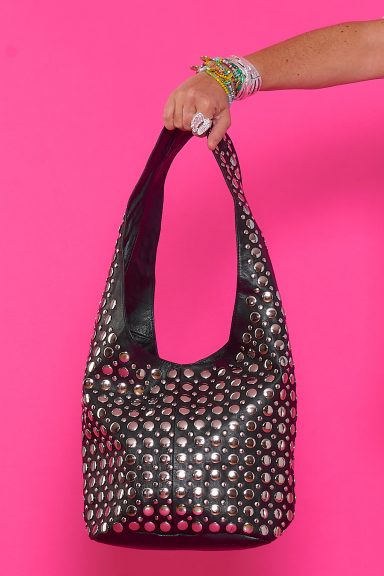 Descubre el bolso hobo Noir, perfecto para la mujer boho-chic que busca un toque audaz. Con apliques metálicos y estilo vanguardista, es ideal para cualquier ocasión. ¡Consigue el tuyo!