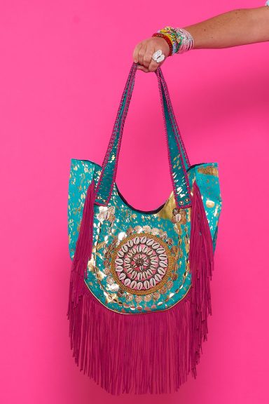 Descubre el bolso Vert, tu accesorio ideal para un toque boho-chic. Con flecos y detalles únicos, es perfecto para cualquier ocasión. ¡Marca tendencia con Nunu Santander!