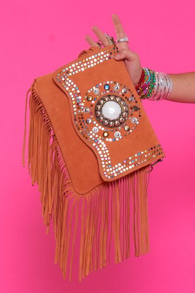 Eleva tu estilo boho con nuestro bolso Jaune Teja. Diseño exclusivo con flecos y pedrería, perfecto para destacar. Añade un toque chic a cualquier look de día o noche. ¡Imprescindible!