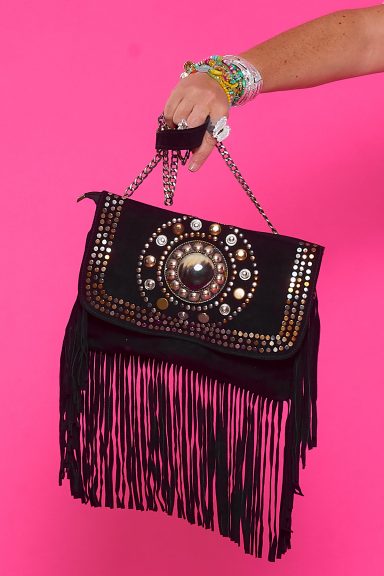 Eleva tu estilo con el bolso Jaune Negro. Un accesorio boho-chic imprescindible con flecos y detalles metálicos. ¡Encuentra la pieza perfecta en Nunu Santander!