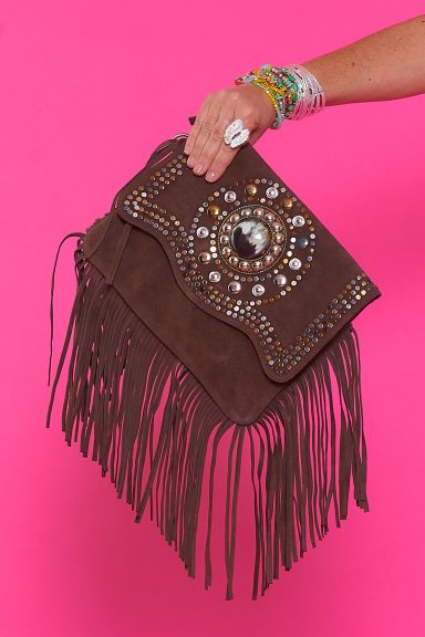 Descubre el bolso Jaune Marron, tu aliado perfecto para un look boho-chic. Con flecos, tachuelas y diseño único, es ideal para elevar cualquier outfit. ¡Hazlo tuyo en Nunu Santander!