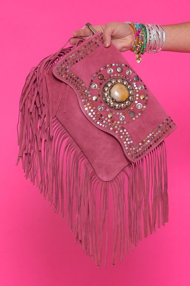 Atrévete con el bolso Jaune Fucsia, un diseño boho-chic con flecos y tachuelas que transformará tus looks. Ideal para cualquier ocasión, añade un toque de estilo único y auténtico. ¡Descúbrelo en Nunu Santander!