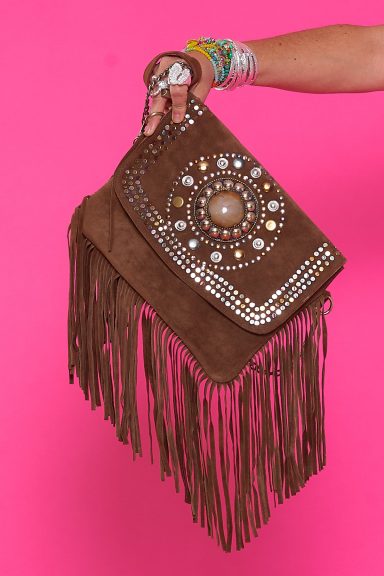 Descubre nuestro bolso con flecos y tachuelas, el accesorio boho-chic que transformará tus looks. Un diseño único con aplique central para añadir personalidad y estilo a tu día a día. ¡Imprescindible!