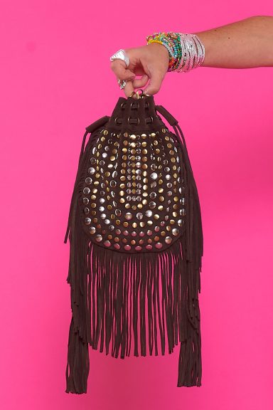 Descubre el bolso Bleu Marron, tu aliado perfecto para un estilo boho-chic inconfundible. Con flecos y tachuelas, aporta un toque de personalidad a cualquier look. ¡Hazte con él y destaca!