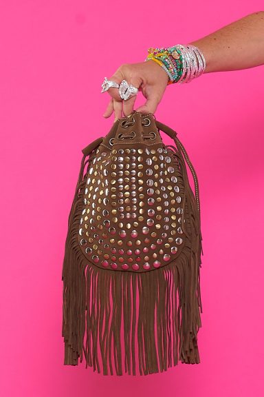 Completa tu estilo boho-chic con el bolso Bleu Camel de flecos y tachuelas. Ideal para el día a día o festivales. ¡Añade personalidad a tu look!