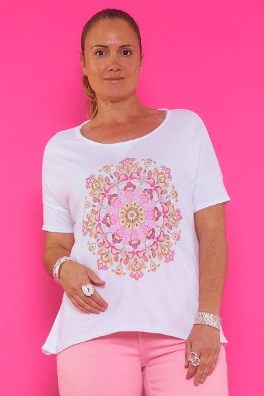 Descubre la Camiseta estampado mandala Urraca 2. Su diseño boho-chic y corte holgado te ofrecen estilo y confort para tu día a día. ¡Perfecta para cualquier silueta!