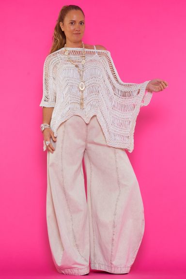 Atrévete con el Jerséis Loro, una pieza esencial de estilo boho-chic. Su diseño calado y oversize te aportará frescura y comodidad. ¡Ideal para tus looks más desenfadados y elegantes! Nunu Santander.