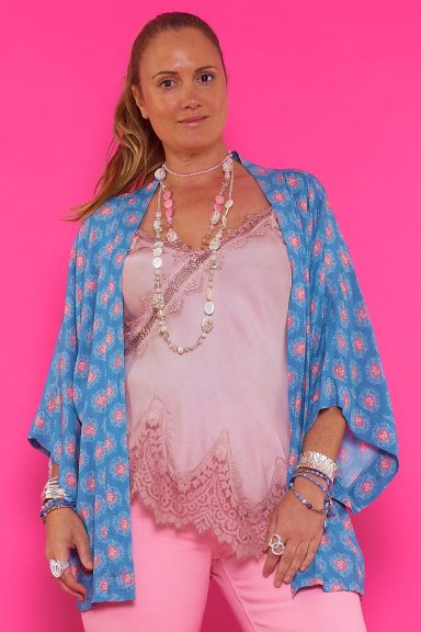 Realza tu estilo boho-chic con el kimono estampado Zazu de Nunu Santander. Su tejido ligero y diseño versátil lo hacen perfecto para cualquier ocasión. ¡Añade un toque único a tu armario!
