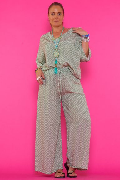 Conjunto Vika, tu aliado perfecto para un look boho-chic. Diseño fluido y estampado sutil, ideal para cualquier ocasión. Comodidad y estilo en una sola pieza. ¡Descúbrelo en Nunu Santander!