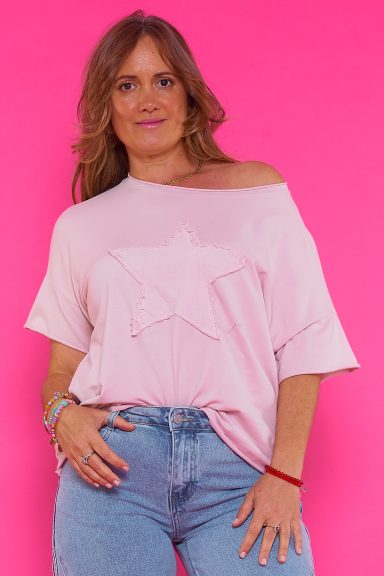 Una sudadera elástica de manga corta que se caracteriza por tener un estampado en la parte frontal con textura.