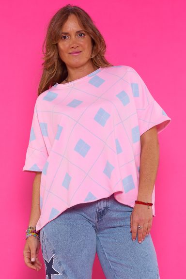 Añade un toque divertido y cómodo a tu armario con la sudadera oversize Gustaf. Estampado argyle de corazones en tonos pastel. Perfecta para un estilo boho-chic casual y favorecedor.