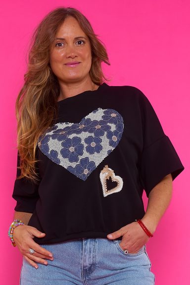 Una sudadera elástica de manga corta y cuello redondo que tiene un estampado con textura en su parte frontal.