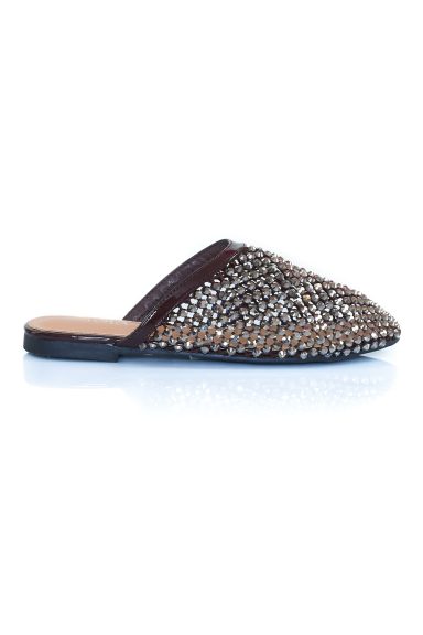 Descubre las mules Cash Marron con deslumbrantes abalorios. Perfectas para un toque boho-chic y sofisticado en cualquier ocasión. ¡Brilla con estilo y comodidad en Nunu Santander!