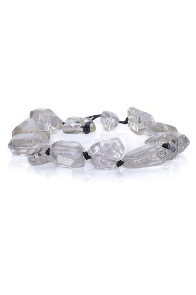 Descubre el colgante Vig, una joya boho-chic con piezas de acrílico transparente que simulan cristales. Aporta luz y sofisticación a tu look Nunu Santander.