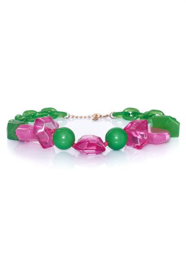 Descubre el colgante Tre, un accesorio boho-chic con cuentas acrílicas de diseño geométrico y vibrante. Añade un toque audaz y divertido a tus looks al instante. ¡Ideal para mujeres de 30 a 65 años!