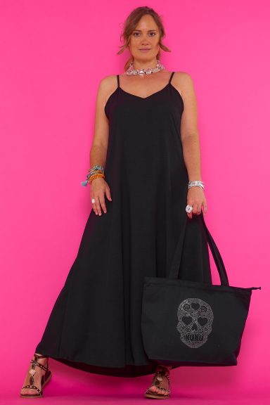 Deslumbra con el vestido Maky, una pieza esencial para tu armario boho-chic. Su corte fluido y diseño versátil te acompañarán en cualquier evento, garantizando estilo y confort. ¡Perfecto para mujeres de 30 a 65 años!