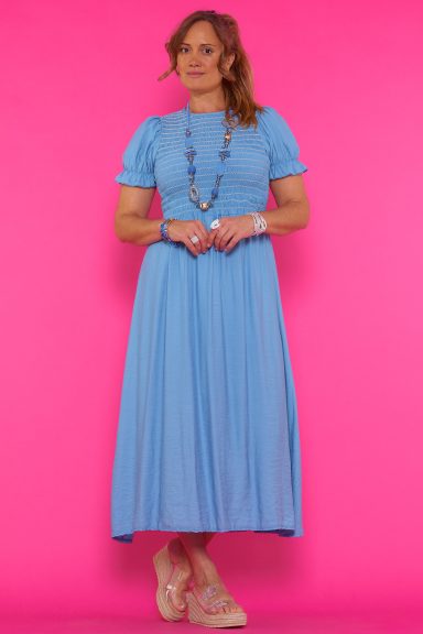 Vestido smock Almere Atrévete con el vestido Almere de Nunu Santander. Su diseño boho-chic con cuerpo smock y falda fluida te ofrece comodidad y un estilo único. ¡Perfecto para tus looks más especiales!