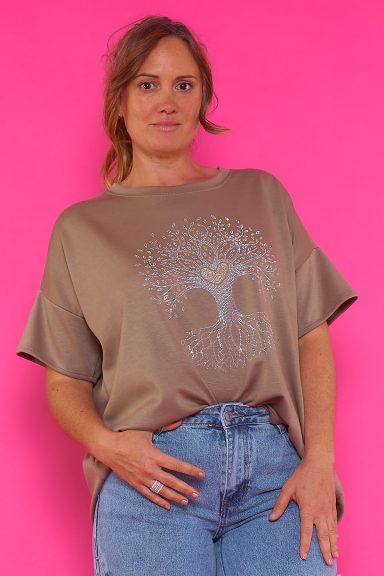 Una blusa de manga corta y cuello redondo que tiene un estampado hecho y formado con strass. Su tejido es extremadamente suave.