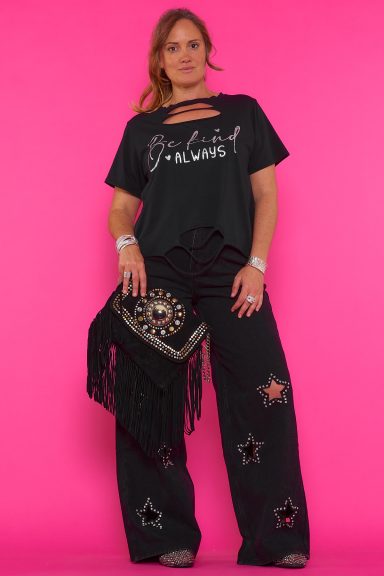 Descubre la camiseta Pringe, perfecta para un estilo boho-chic con actitud. Detalles rotos y mensaje inspirador. Comodidad y moda para la mujer de hoy. ¡Consíguela en Nunu Santander!