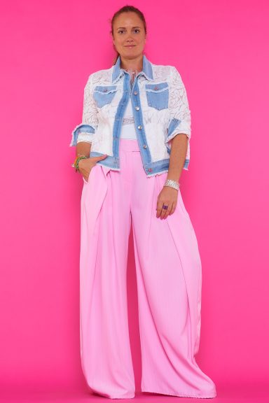 Descubre la chaqueta Brook, una fusión única de textura floral y denim. Perfecta para un estilo boho-chic, añade elegancia y originalidad a tus outfits de entretiempo. ¡Imprescindible!