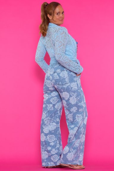 Un pantalón vaquero elástico que está completamente estampado y tiene bolsillos al igual que una goma elástica en la cintura.