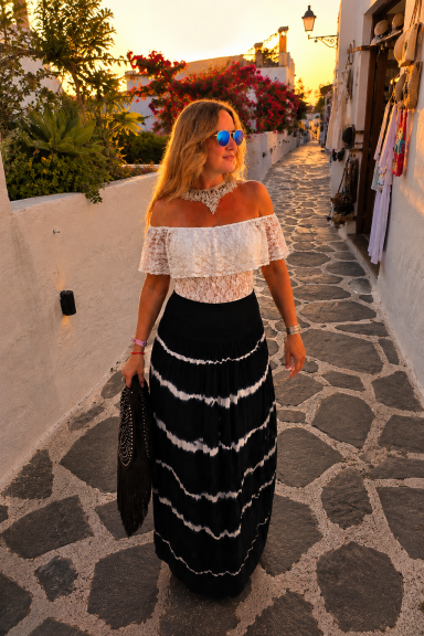 Descubre la falda maxi Arosa con diseño tie-dye, perfecta para un look boho-chic. Disfruta de su caída fluida y comodidad, ideal para verano y cualquier ocasión. ¡Estilo y libertad en Nunu Santander!