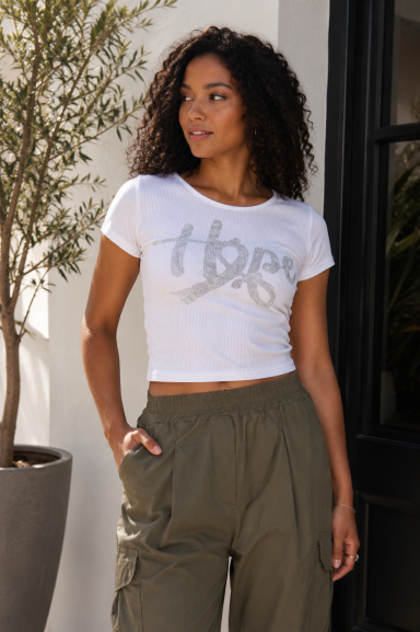 Camiseta con detalles brillantes. Trae escote redondo con detalles y motivo de letras que forman la palabra "Hope". Tejido de canalé